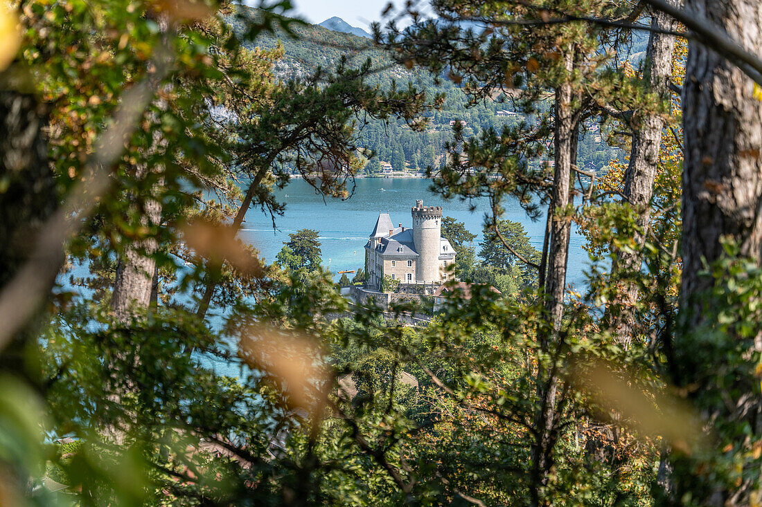 Blick auf das Schloss von Duingt, Annecy, Haute-Savoie, Auvergne-Rhône-Alpes, Frankreich