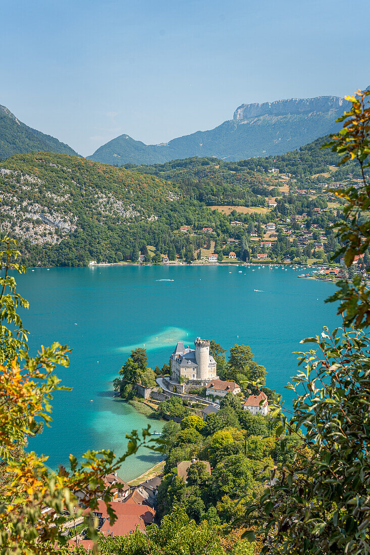 Blick auf das Schloss von Duingt, Annecy, Haute-Savoie, Auvergne-Rhône-Alpes, Frankreich