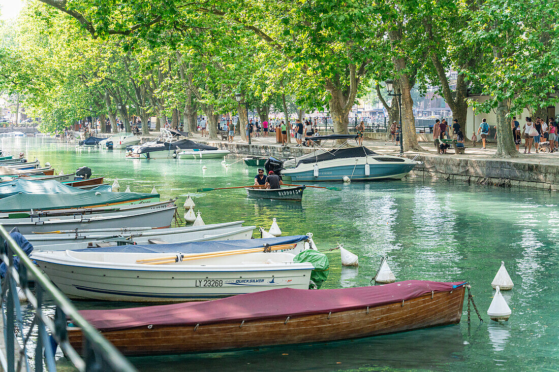 Canal du Vassé mit direktem Zugang zum Lac d'Annecy, Annecy, Haute-Savoie, Auvergne-Rhône-Alpes, Frankreich