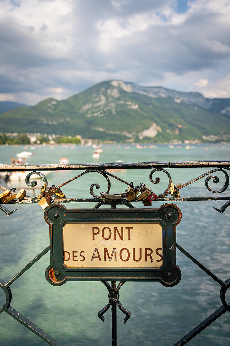 Pont des Amours (Brücke der Verliebten) über den Canal du Vassé mit direktem Zugang zum Lac d'Annecy, Annecy, Haute-Savoie, Auvergne-Rhône-Alpes, Frankreich