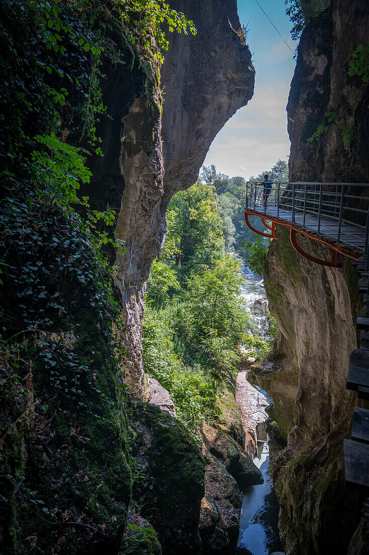 Gorge du Fier mit balkonartigem Plankenweg auf dem Menschen gehen, Gorge du Fier, Annecy, Haute-Savoie, Auvergne-Rhône-Alpes, Frankreich