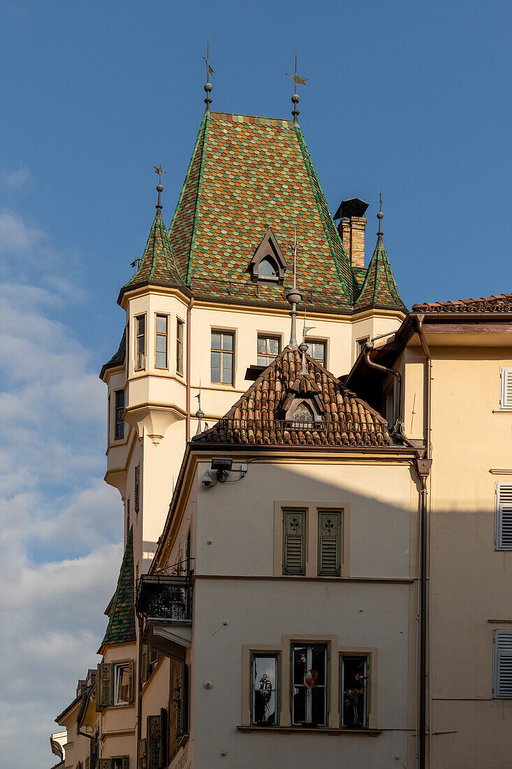 Die Häuser der Altstadt unter blauem Himmel, Bozen, Südtirol, Italien