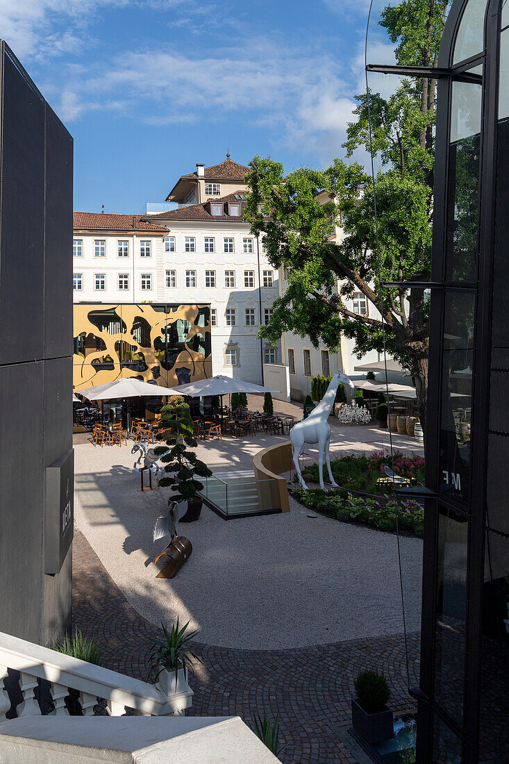 Innenhof mit mehreren Geschäften, Piazza Walther, Bozen, Südtirol, Italien