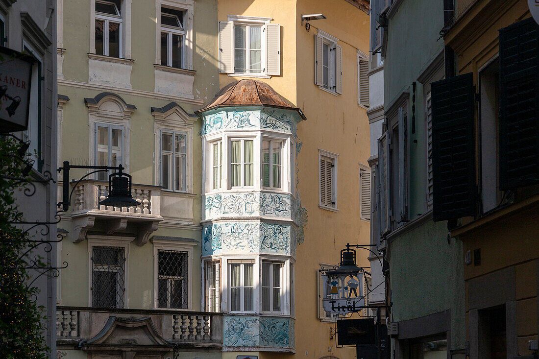 Die Häuser der Altstadt bei Sonnenschein, Bozen, Südtirol, Italien