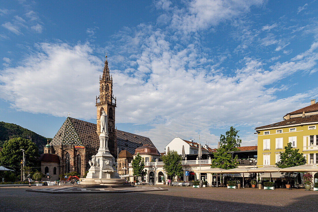 Denkmal von Walther von der Vogelweide am Waltherplatz, Bozen, Südtirol