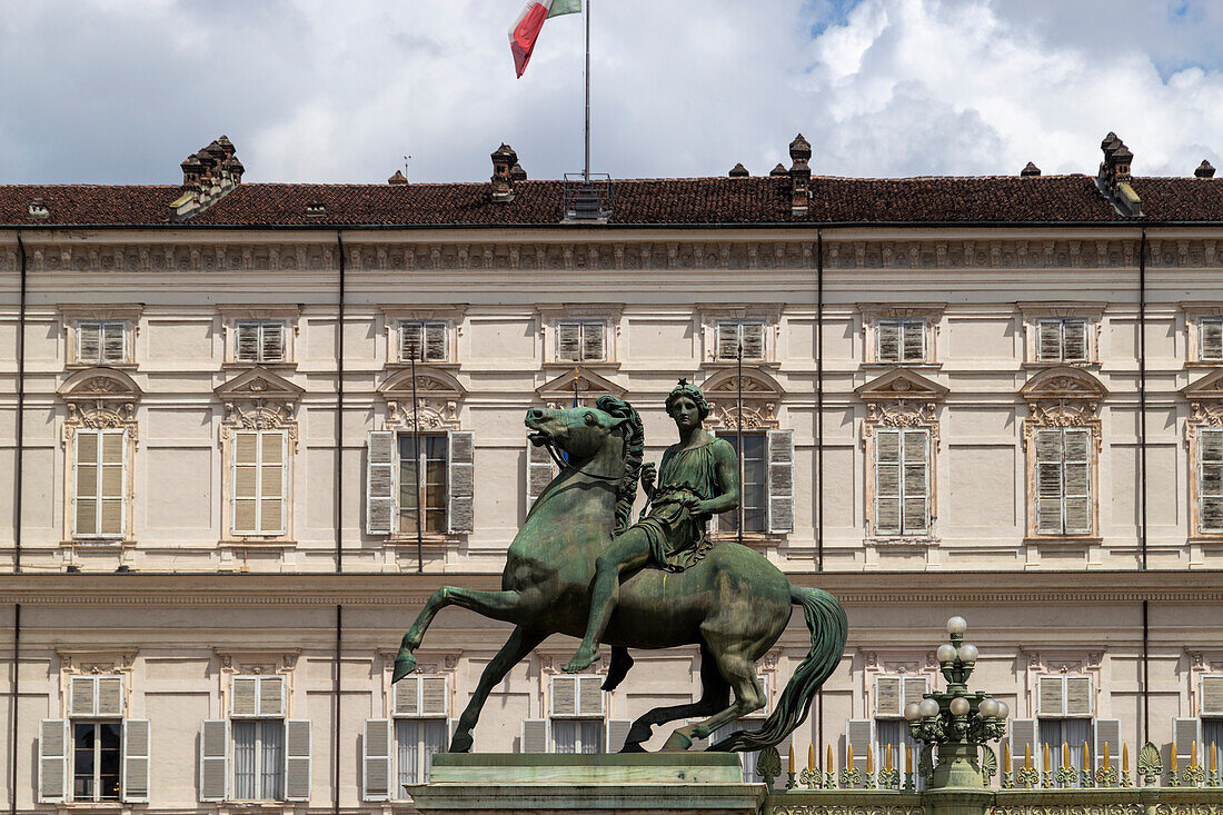 Reiterstatue von Pollux vor dem Königspalast, Plazzo Reale, Turin, Piemont, Italien.