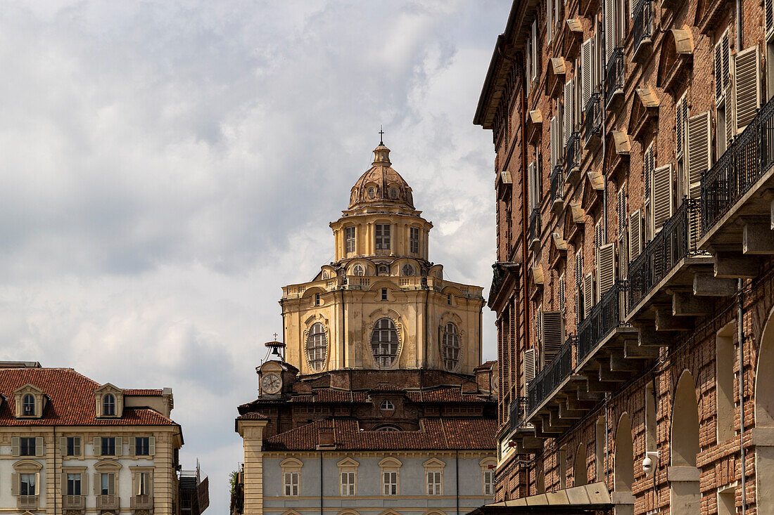 Kirche San Lorenzo auf der Piazza Castello, entworfen von Guarino Guarini im 17. Jahrhundert, Turin, Piemont, Italien