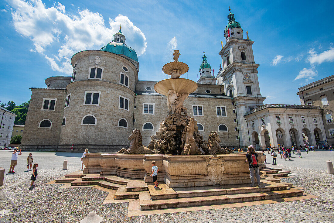 Residenzbrunnen, Residenzplatz und Dom In Salzburg, Österreich