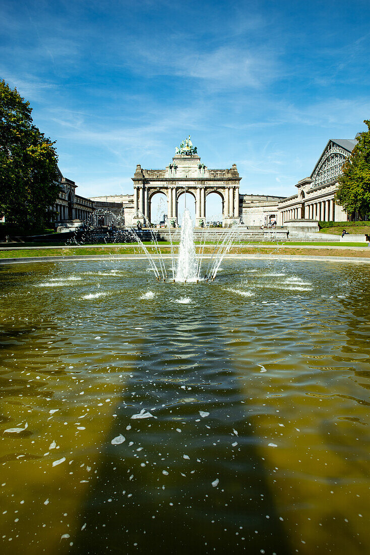 Monument, Parc du Cinquantenaire vom Square de la Bouteille in Brüssel, Belgien