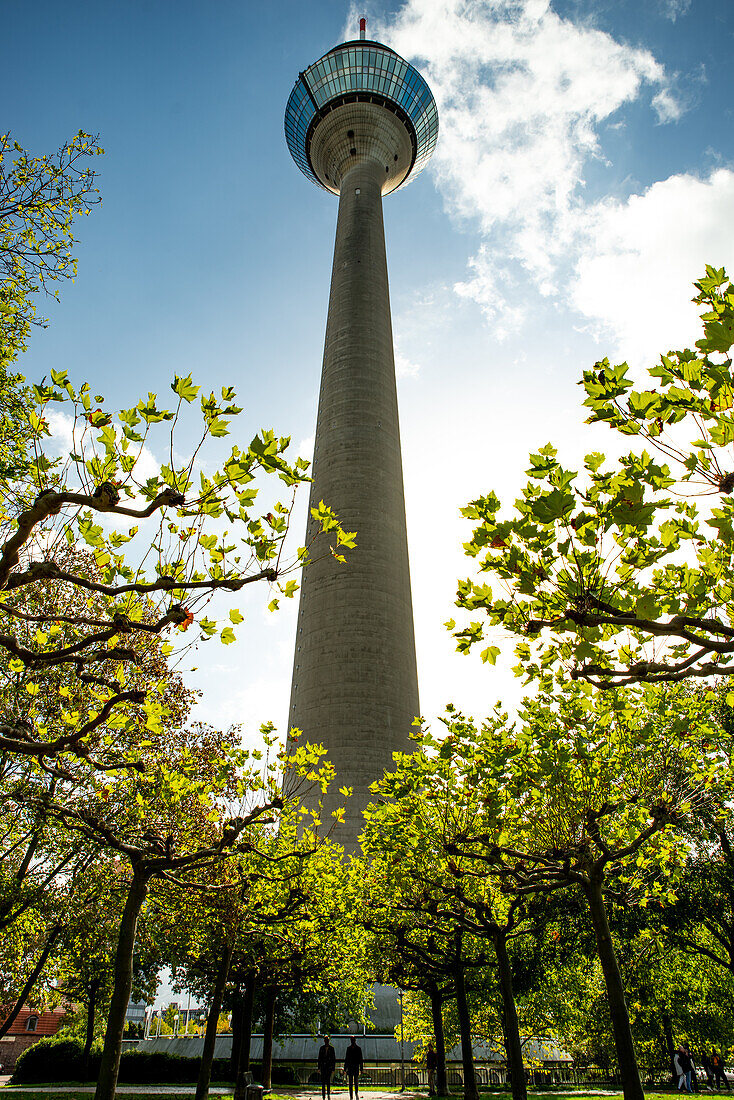 Der Rheinturm in Düsseldorf, Nordrhein-Westfalen, Deutschland