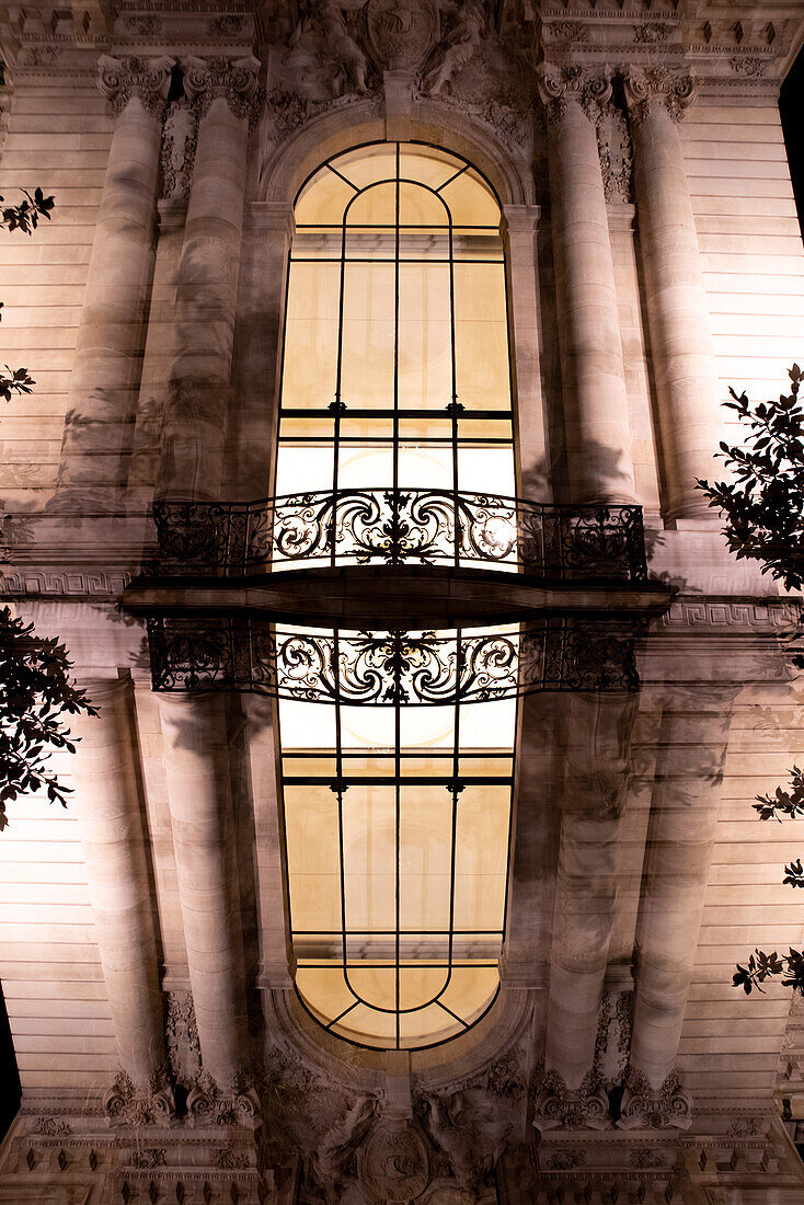 Ein Fenster des Petit Palais in Paris, Frankreich