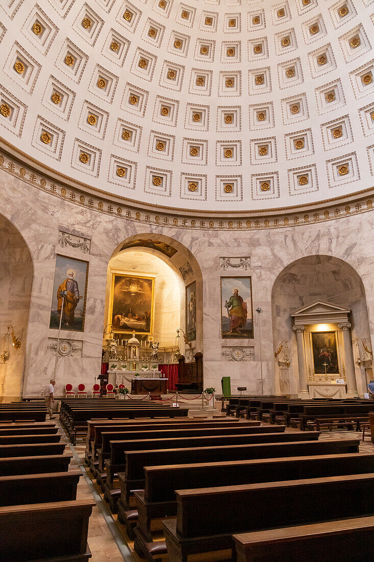 Die kreisförmige Kirche des Stadtteils Tempio Canoviano (Pfarrkirche von Possagno) Treviso, Venetien, Italien.