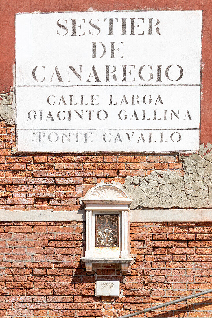 Sestiere di Cannaregio , small votive shrine, Venice, Veneto, Italy.