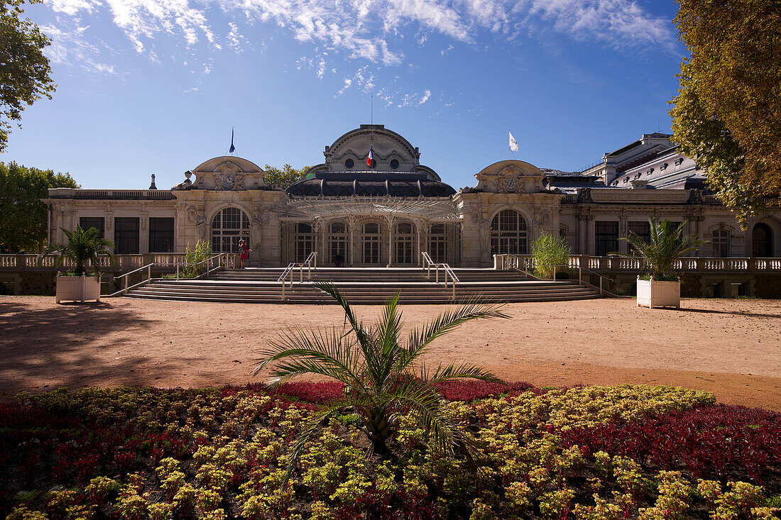 Blick vom Parc des Sources zum Palais des Congrés - Opéra, Vichy, Auvergne-Rhône-Alpes, Frankreich