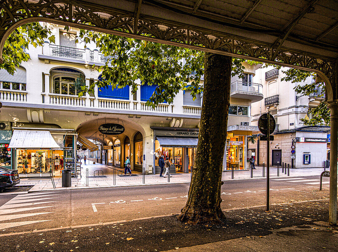 Blick von der Galerie im Parc des Sources zur Pasage de l'Amiraute und den Boutiquen an der Rue du Président Wilson, Vichy, Auvergne-Rhone-Alpes, Frankreich