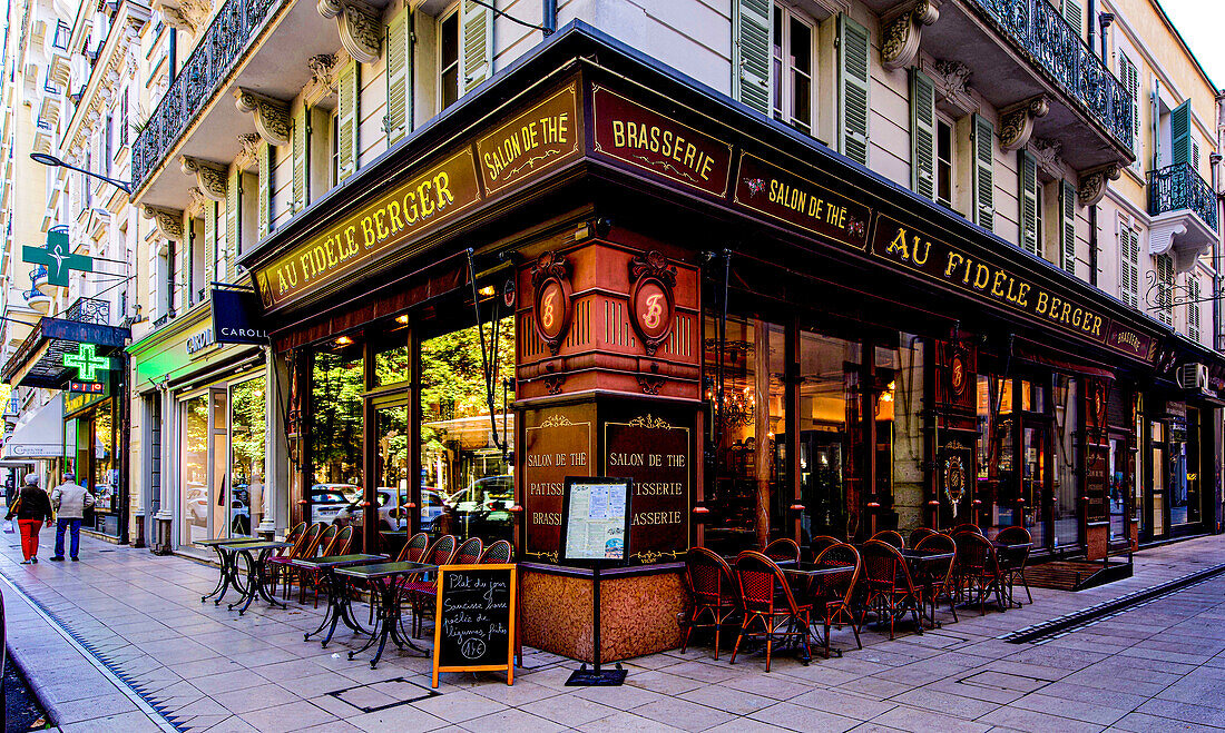 Blick auf die Brasserie Au Fidéle Berger im Kurviertel von Vichy, Auvergne-Rhone-Alpes, Frankreich