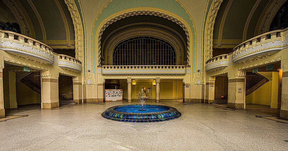 Brunnenhalle in les Thermes les Dômes im Kurviertel von Vichy, Auvergne-Rhône-Alpes, Frankreich