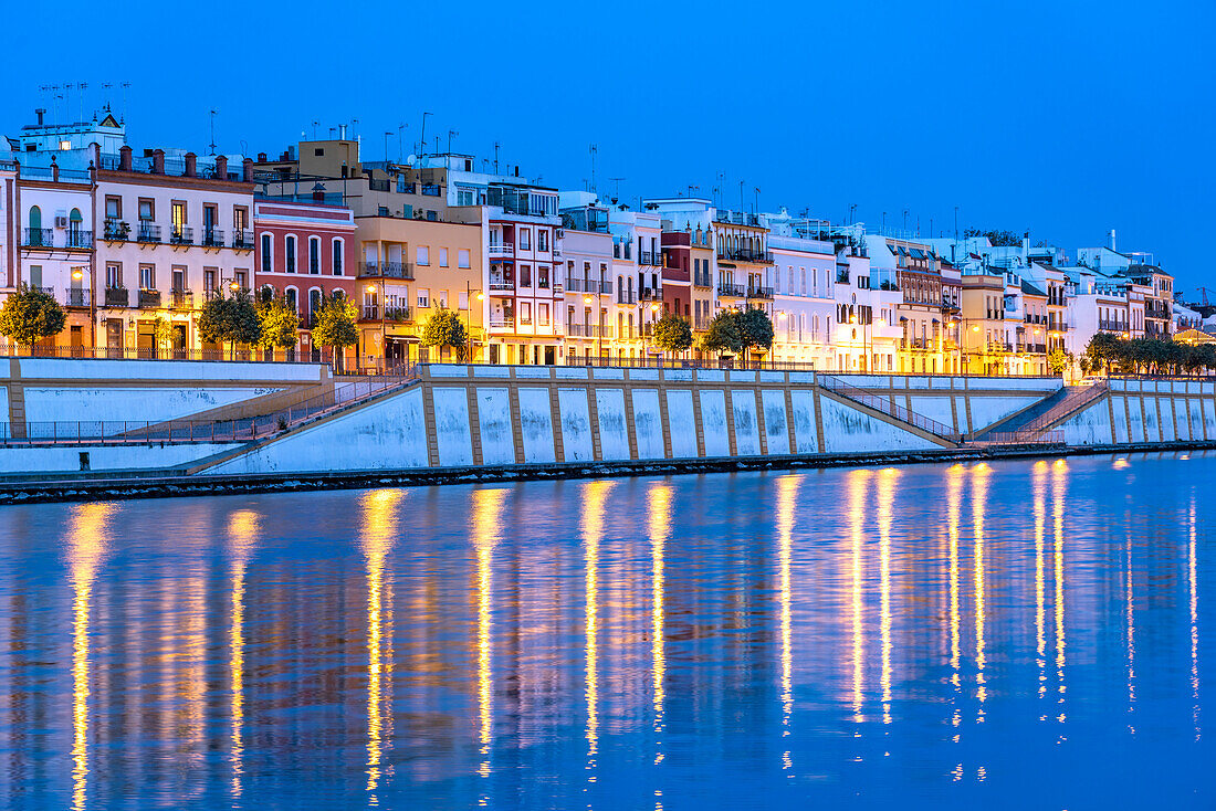 Stadtviertel Triana am Ufer des Fluss Guadalquivir in der Abenddämmerung, Sevilla, Andalusien, Spanien  