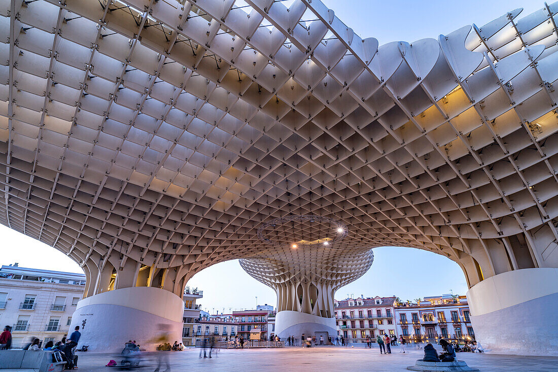 Die futuristische Holzkonstruktion und Aussichtsplattform Metropol Parasol an der Plaza de la Encarnación in der Abenddämmerung, Sevilla, Andalusien, Spanien 
