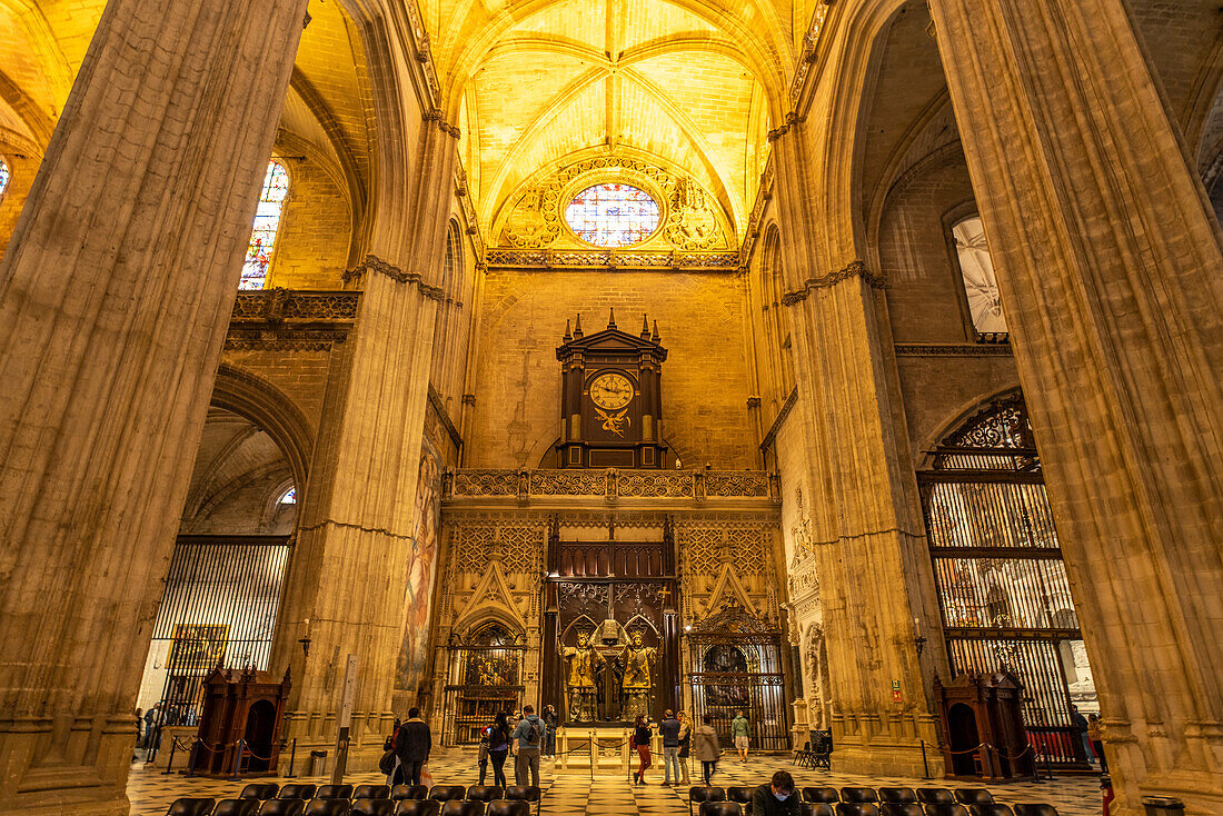 Sarkophag des Christoph Kolumbus im Innenraum der Kathedrale Santa María de la Sede in Sevilla, Andalusien, Spanien 