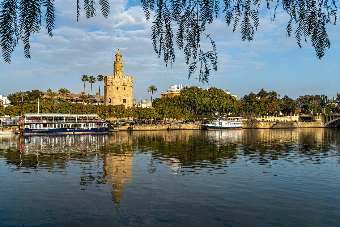 Am Ufer des Fluss Guadalquivir mit dem historischen Turm Torre del Oro in Sevilla, Andalusien, Spanien 