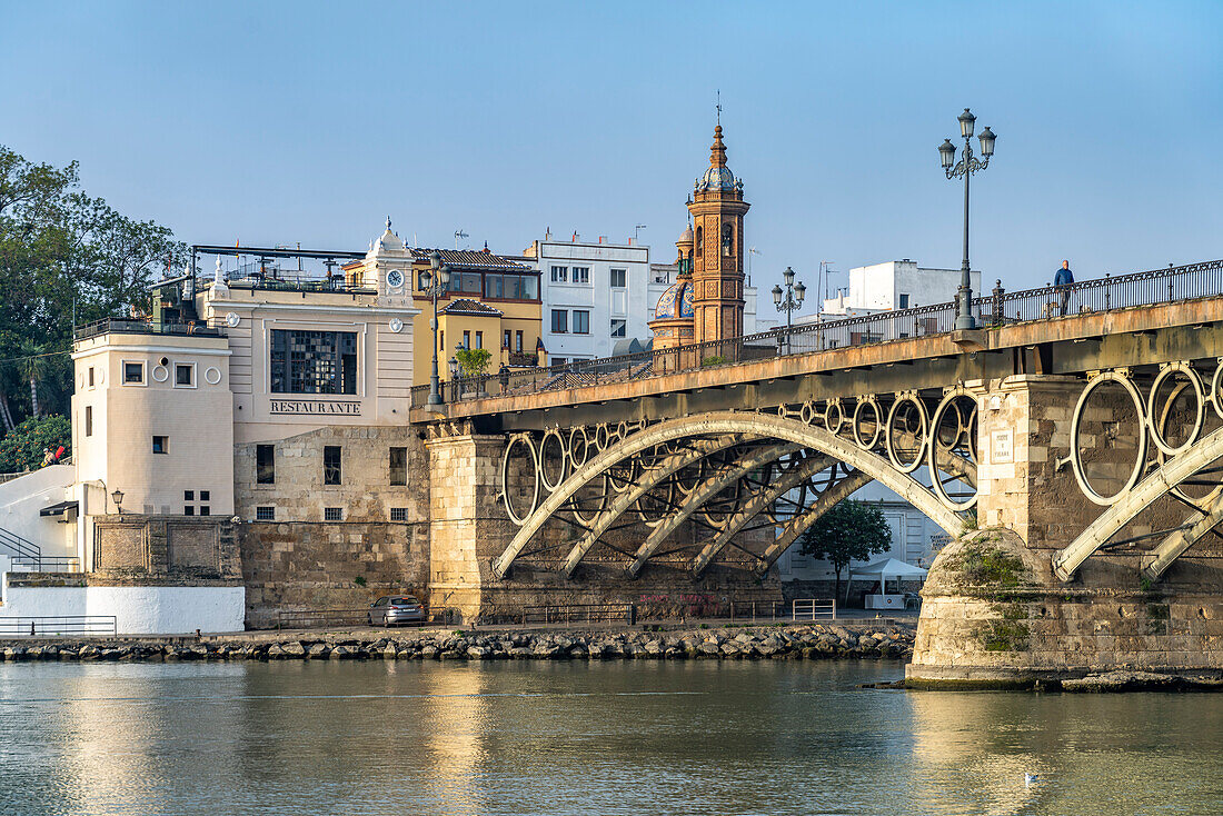 Brücke Puente de Isabel II über den Fluss Guadalquivir und die Capilla Virgen del Carmen, Sevilla, Andalusien, Spanien 