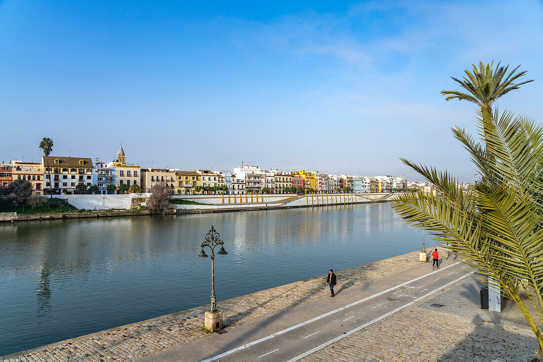 Uferpromenade und die bunten Häuser des Stadtviertel Triana am Fluss Guadalquivir, Sevilla, Andalusien, Spanien