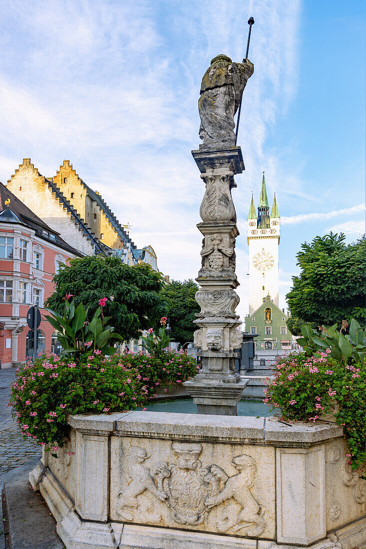 Ludwigsplatz mit St.-Jakobs-Brunnen und Stadtturm in Straubing in Niederbayern in Deutschland