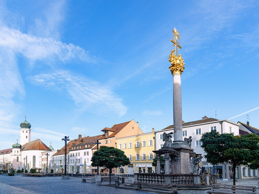 Theresienplatz mit Dreifaltikeitssäule, Brunnen des hl. Tiburtius und Blick auf ehemalige Jesuitenkirche in Straubing in Niederbayern in Deutschland