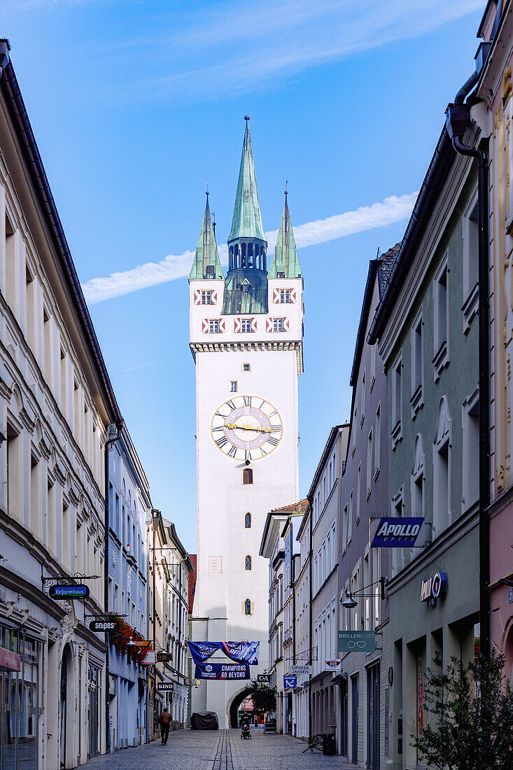 Steinergasse mit Blick auf Stadtturm in Straubing in Niederbayern in Deutschland