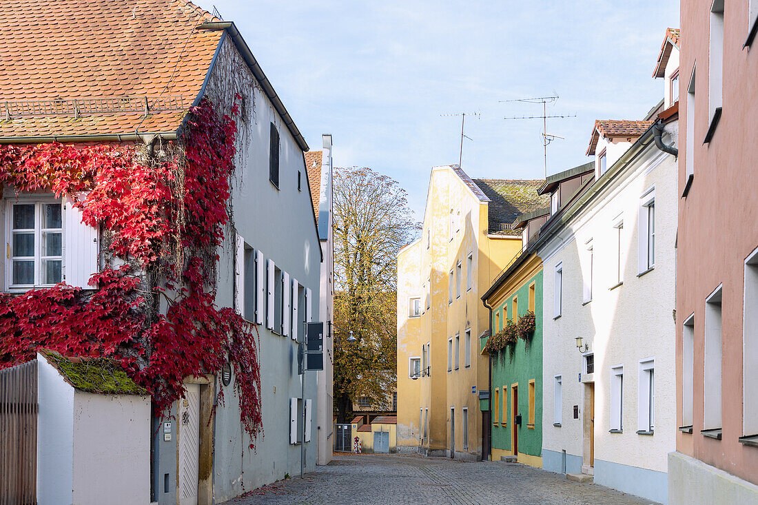 Former prayer house (left) and Altstadtgasse In der Bürg in Straubing in Lower Bavaria in Germany