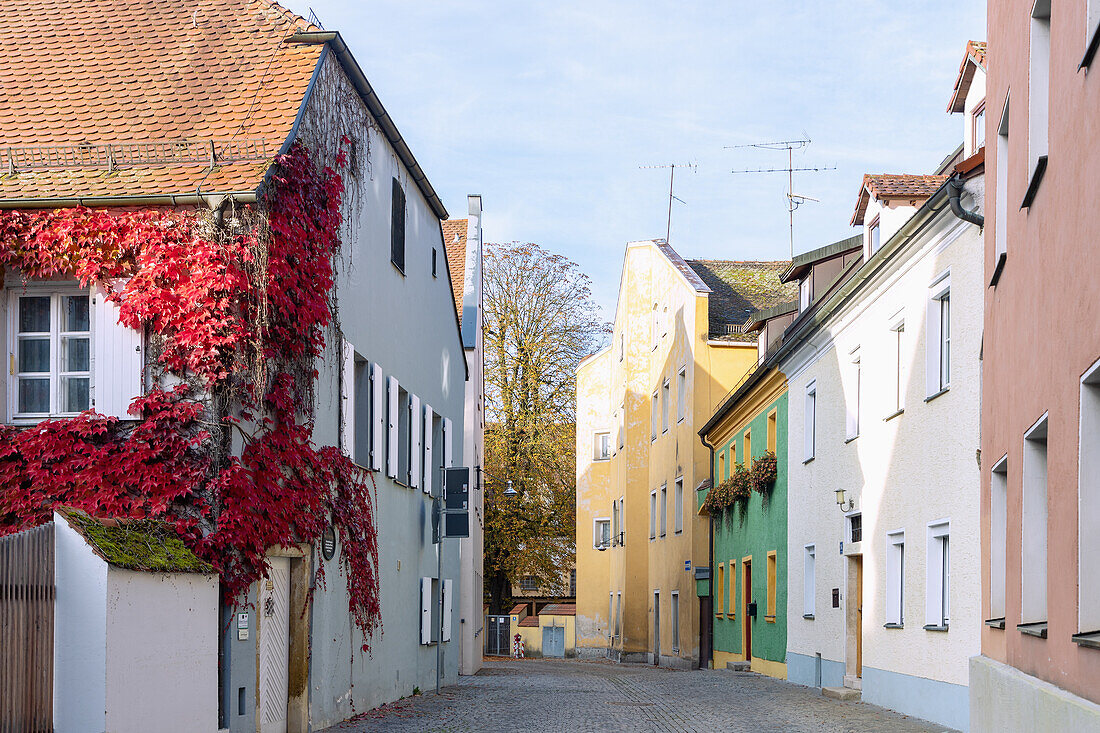 ehemaliges Betschwesternhaus (links) und Altstadtgasse In der Bürg in Straubing in Niederbayern in Deutschland