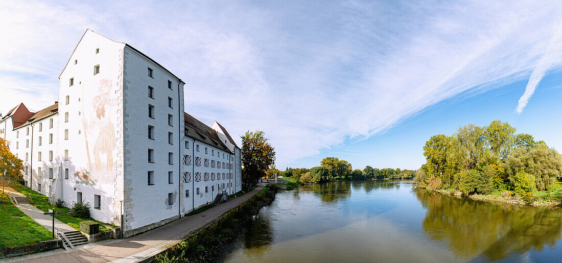 ehemaliges Herzogsschloss und Wandfresko des hl. Christophorus mit Blick auf die Donau in Straubing in Niederbayern in Deutschland