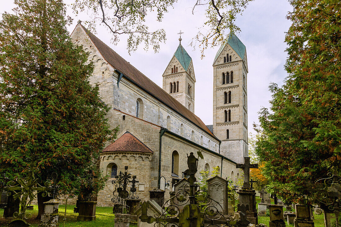 Friedhof St. Peter & Basilika in Straubing in Niederbayern in Deutschland