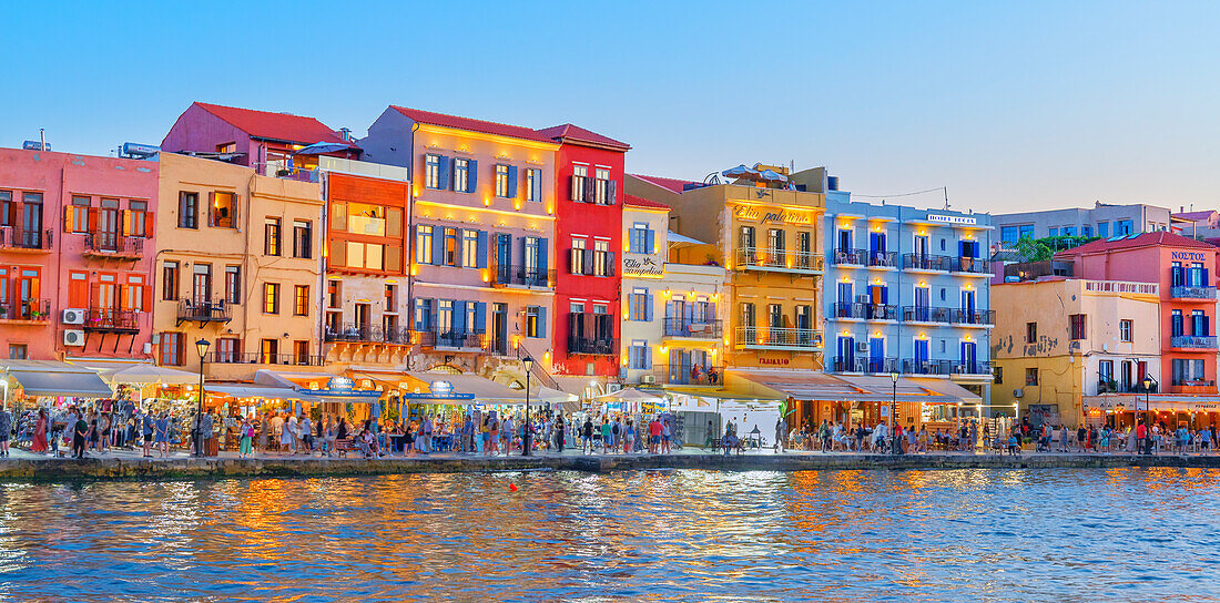 bunte Häuser am Strand am Abend, Chania, Kreta, griechische Inseln, Griechenland