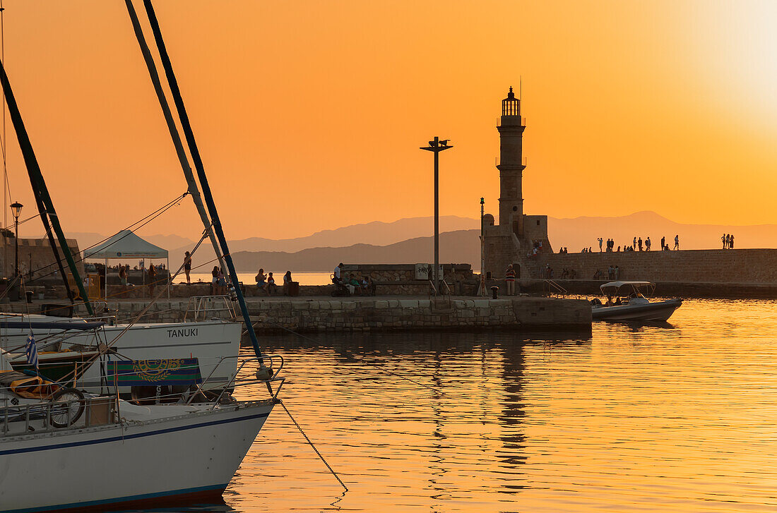Venezianischer Leuchtturm bei Sonnenuntergang, Chania, Kreta, griechische Inseln, Griechenland