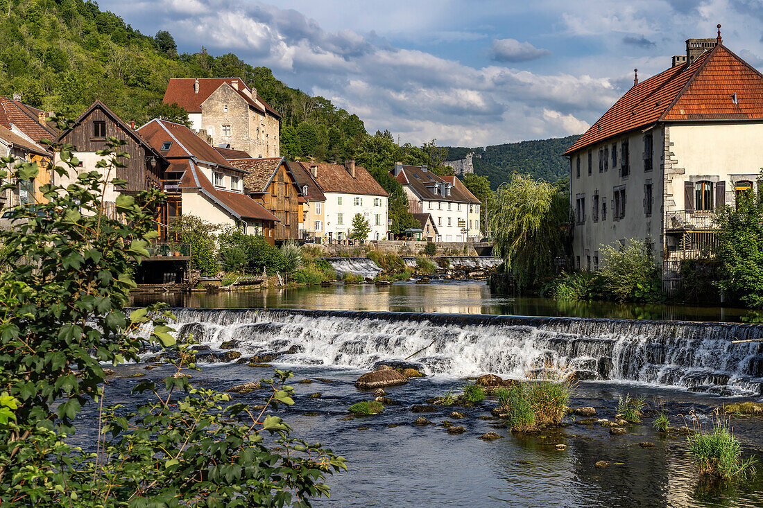 Das Dorf Lods und der Fluss Loue, Bourgogne-Franche-Comté, Frankreich, Europa
