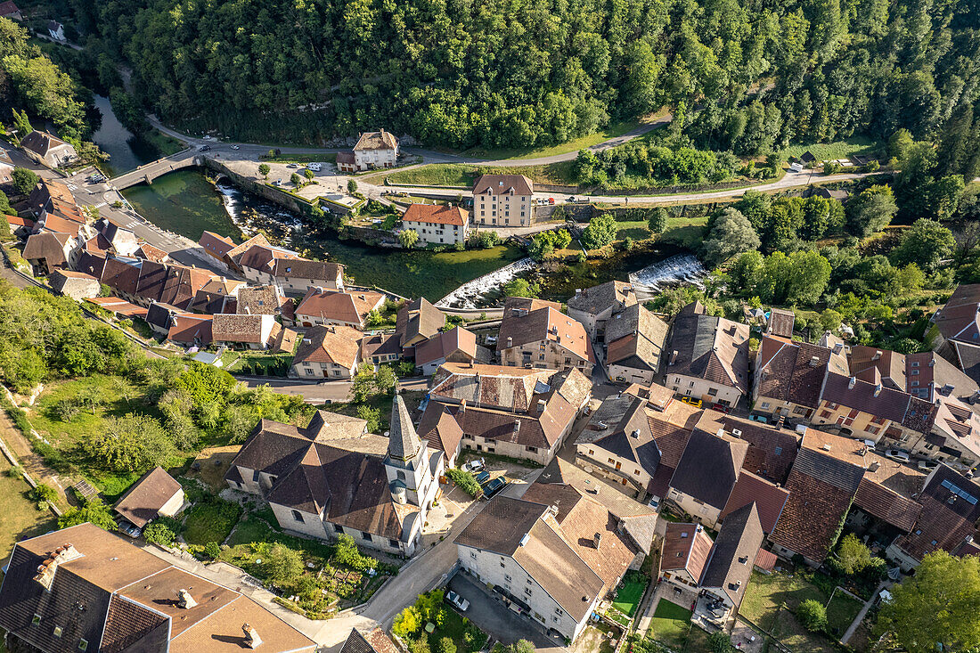 Das Dorf Lods und der Fluss Loue aus der Luft gesehen, Bourgogne-Franche-Comté, Frankreich, Europa