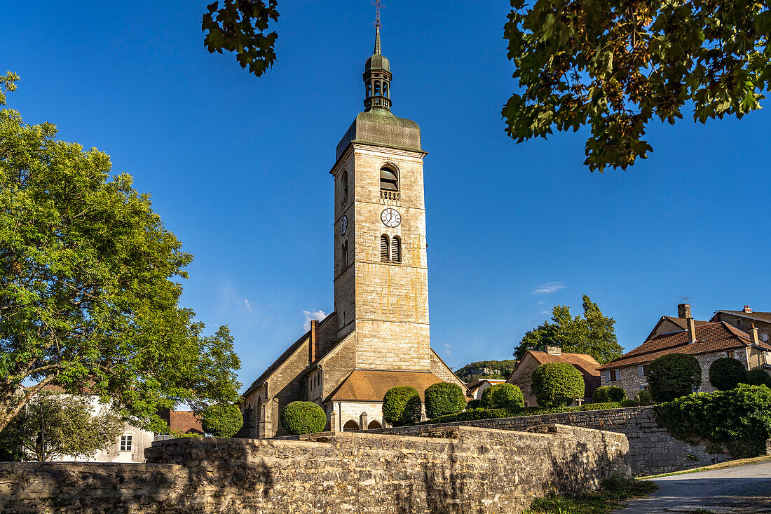 Die Kirche Saint-Laurent in Ornans, Bourgogne-Franche-Comté, Frankreich, Europa
