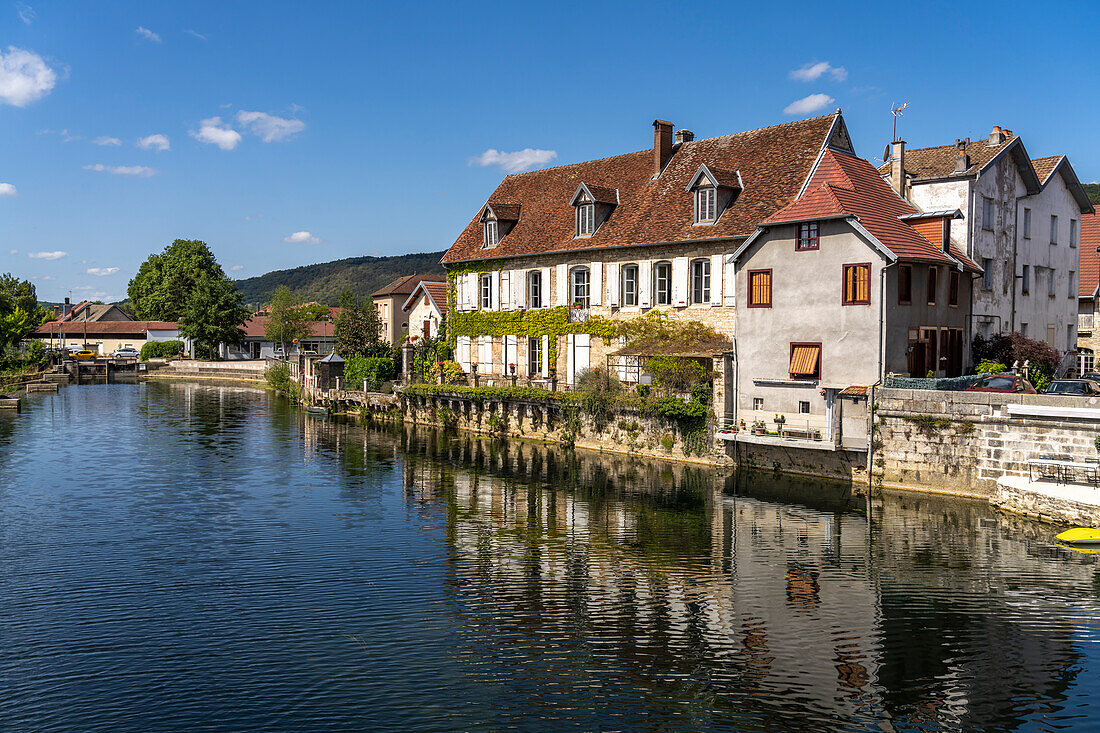 Quingey und der Fluss Loue, Bourgogne-Franche-Comté, Frankreich, Europa