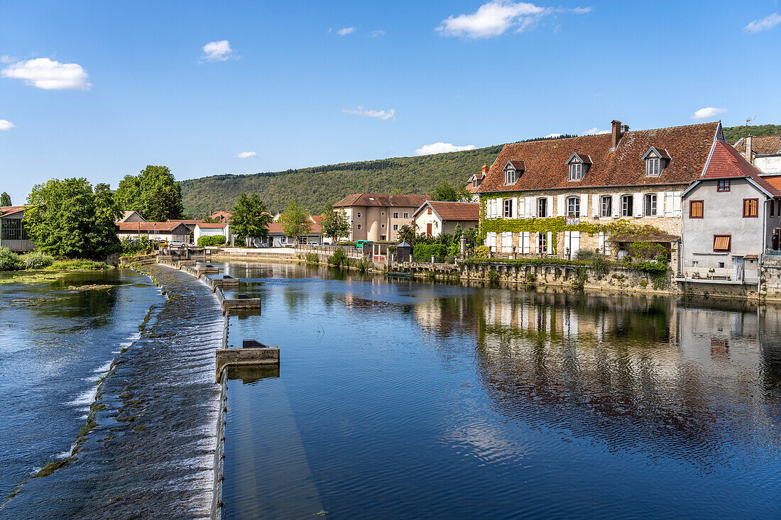 Quingey und der Fluss Loue, Bourgogne-Franche-Comté, Frankreich, Europa \n