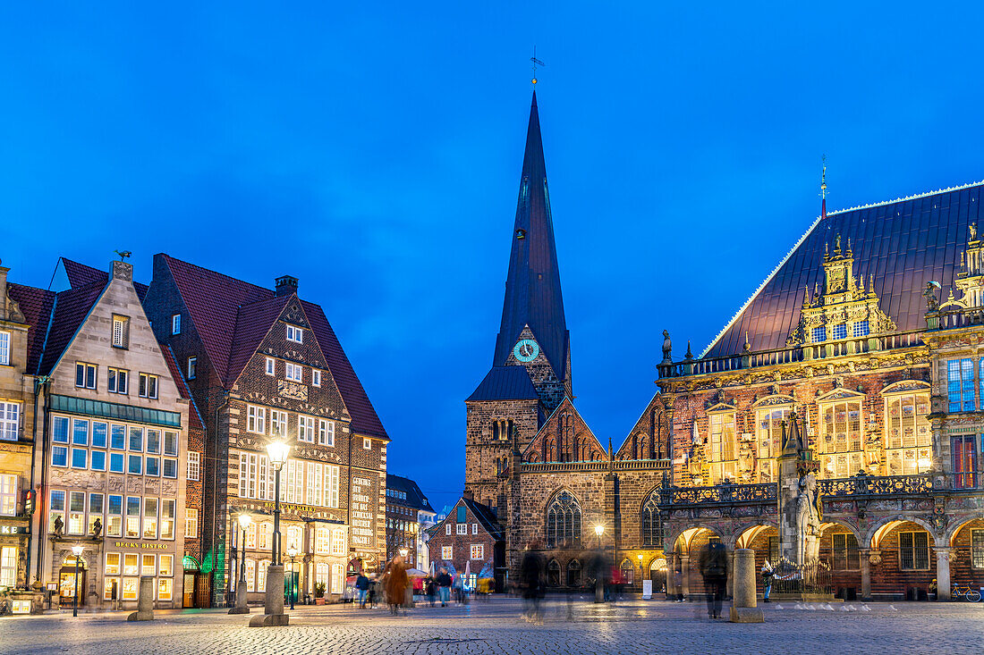 Church of Our Lady and Bremen City Hall at dusk, Free Hanseatic City of Bremen, Germany, Europe