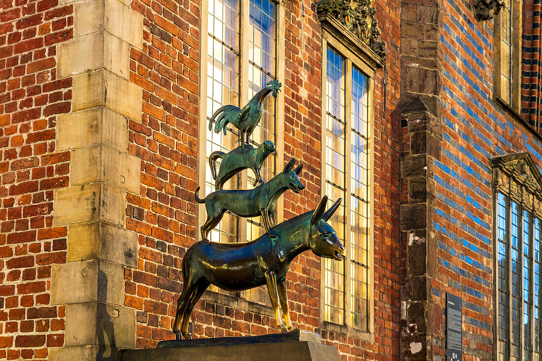 Skulptur der Bremer Stadtmusikanten in der Abenddämmerung, Freie Hansestadt Bremen, Deutschland, Europa 