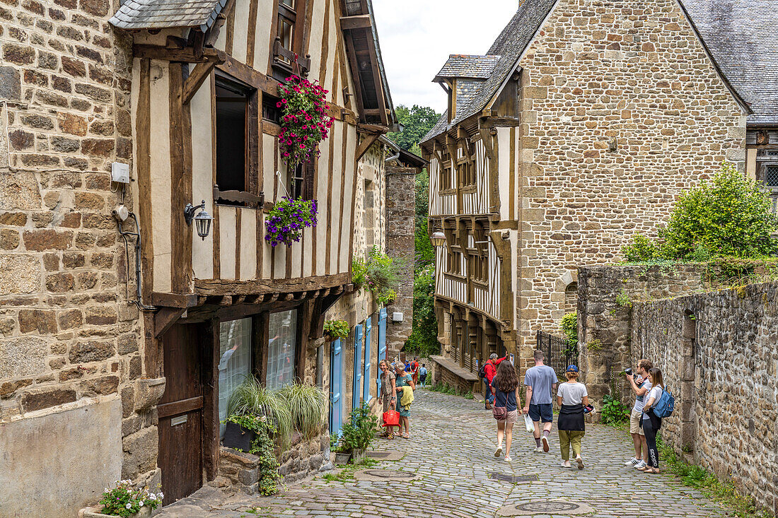 Fachwerk in der historischen Altstadt von Dinan, Bretagne, Frankreich 