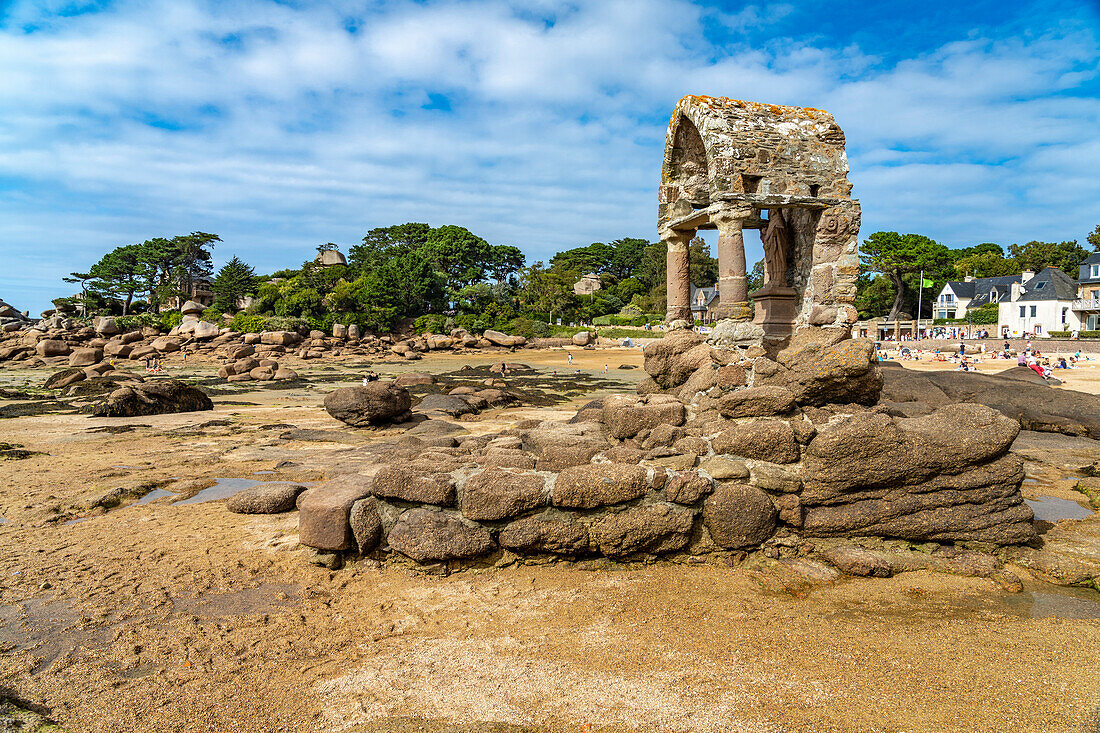 Oratory of St-Guirec at low tide, Ploumanac'h, Perros-Guirec, Brittany, France