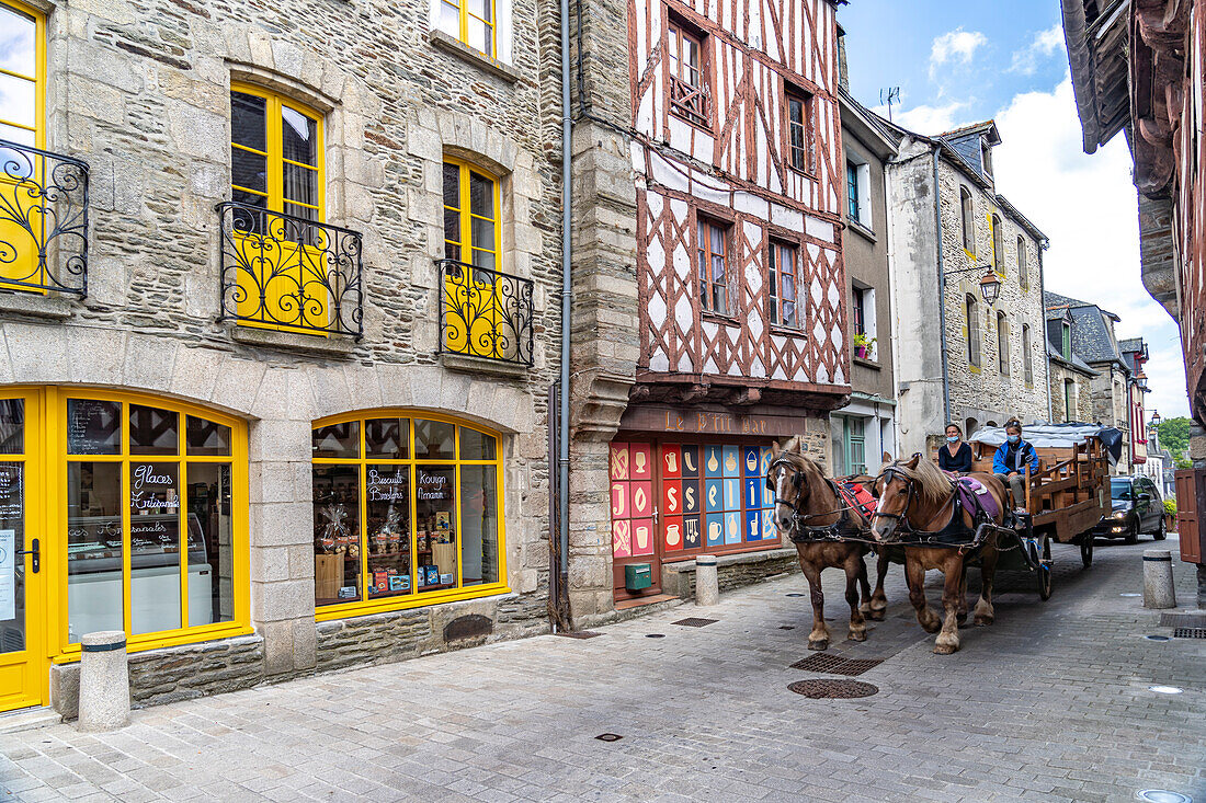 Pferdekutsche in der Altstadt von Josselin, Bretagne, Frankreich 