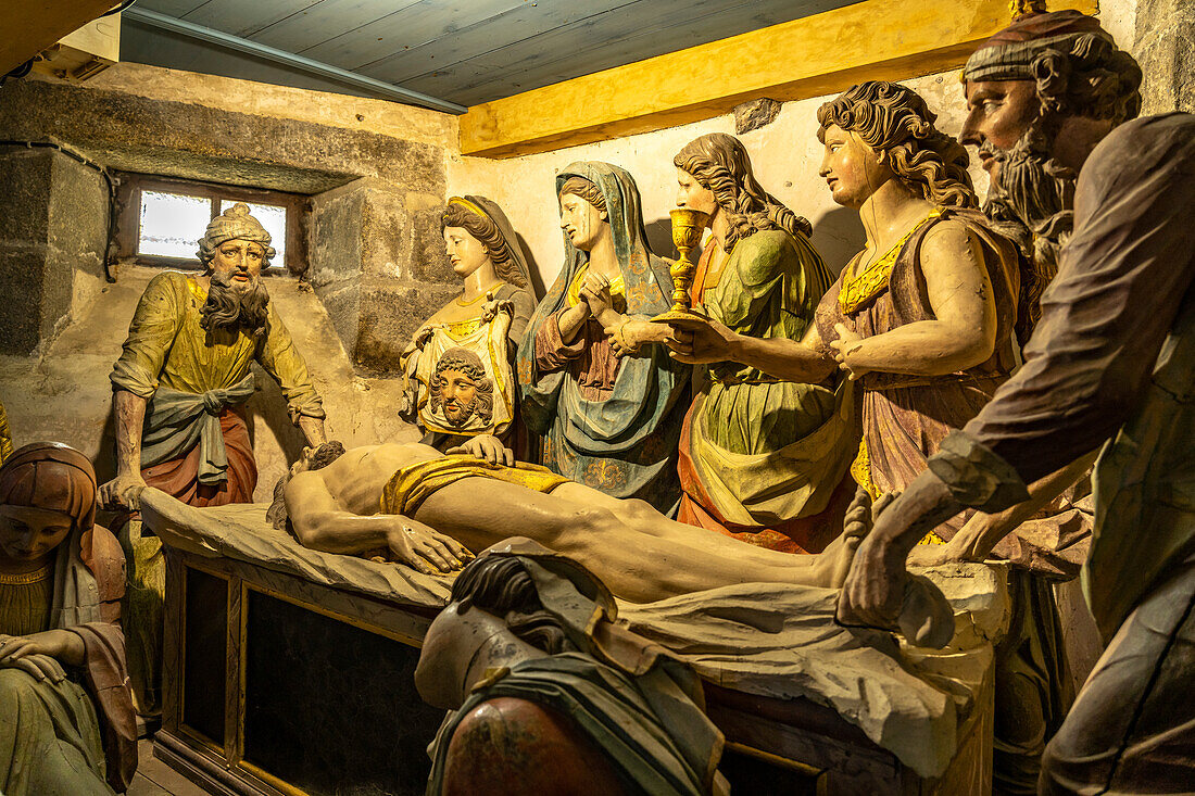 Jesus Grablegung - Mise au Tombeau - in der Krypta des Beinhaus im Umfriedeten Pfarrbezirk von Saint-Thegonnec, Bretagne, Frankreich 