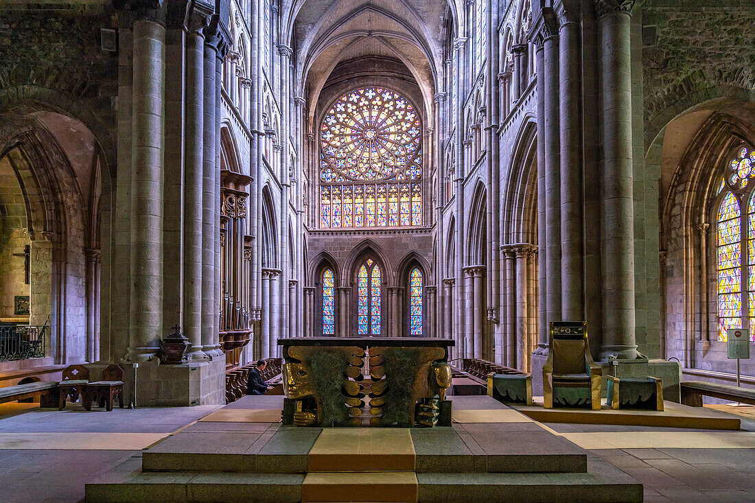Innenraum, Altar und Rosettenfenster der Kathedrale St Vincent, Saint Malo, Bretagne, Frankreich 