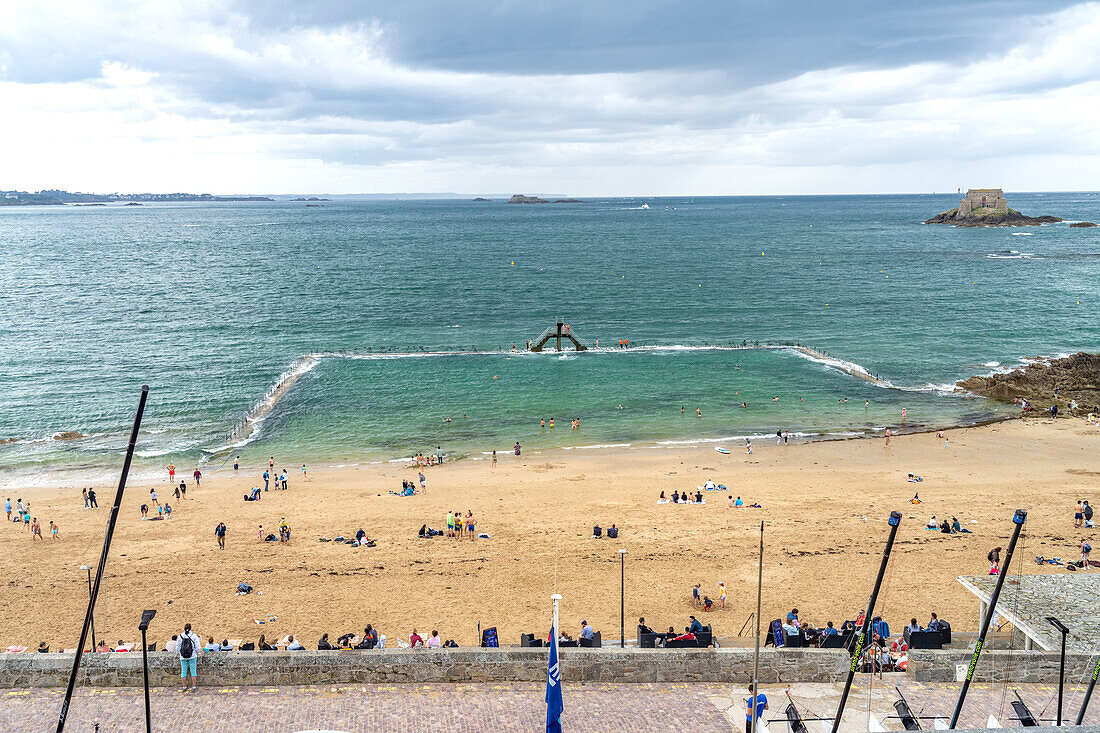 Salzwasserpool Piscine de Bon Secours am Strand Plage du Mole in Saint Malo, Bretagne, Frankreich