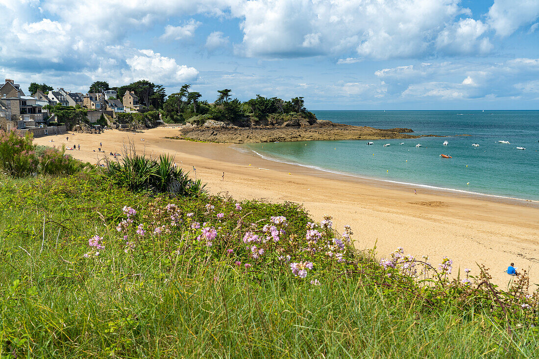 Der Strand Plage du Val bei Rothéneuf, Saint Malo, Bretagne, Frankreich